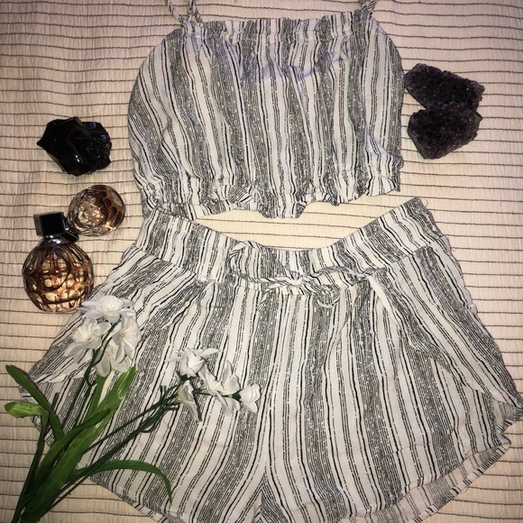 STRIPPED 2 PIECE JUMPSUIT— CUTE— RUFFLES AND BOW - Picture 2 of 4